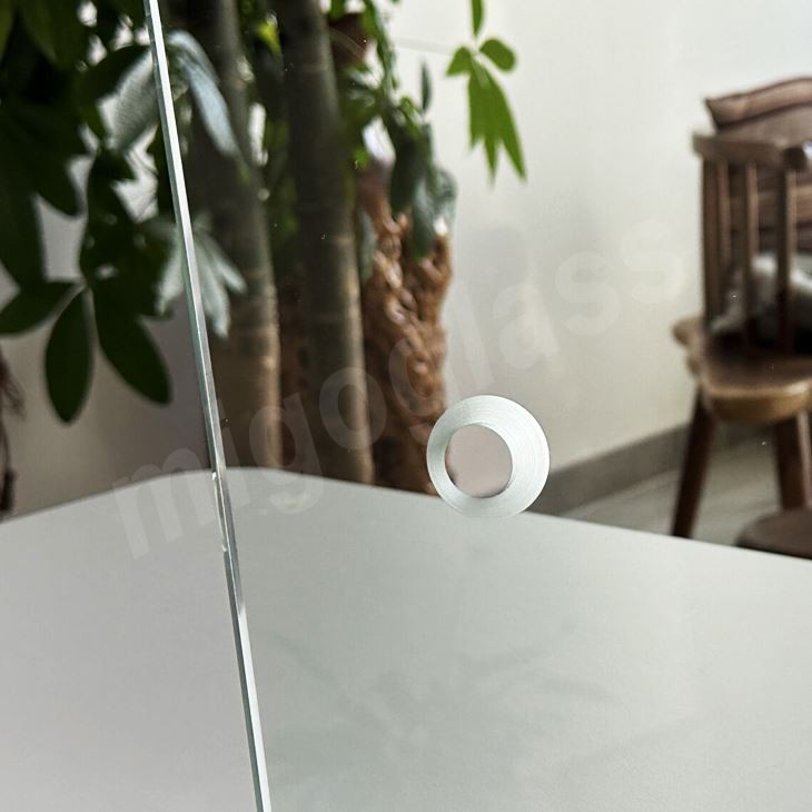 padel tennis court glass