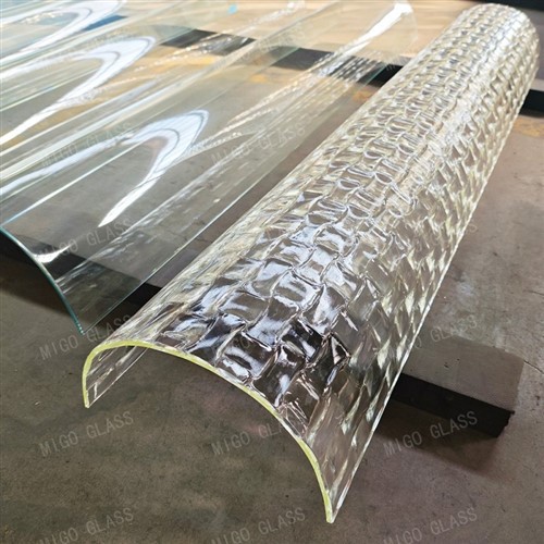 Kaca berpola melengkung