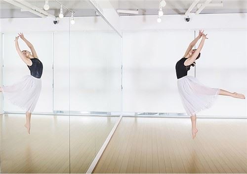 Cermin Studio Tari Besar